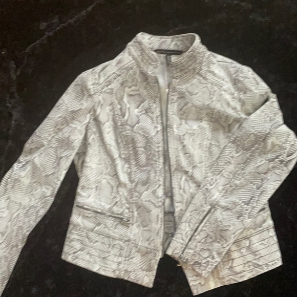 Snake skin pattern jacket ,White House black market MSRP $160.  10 petite New! - Picture 1 of 5